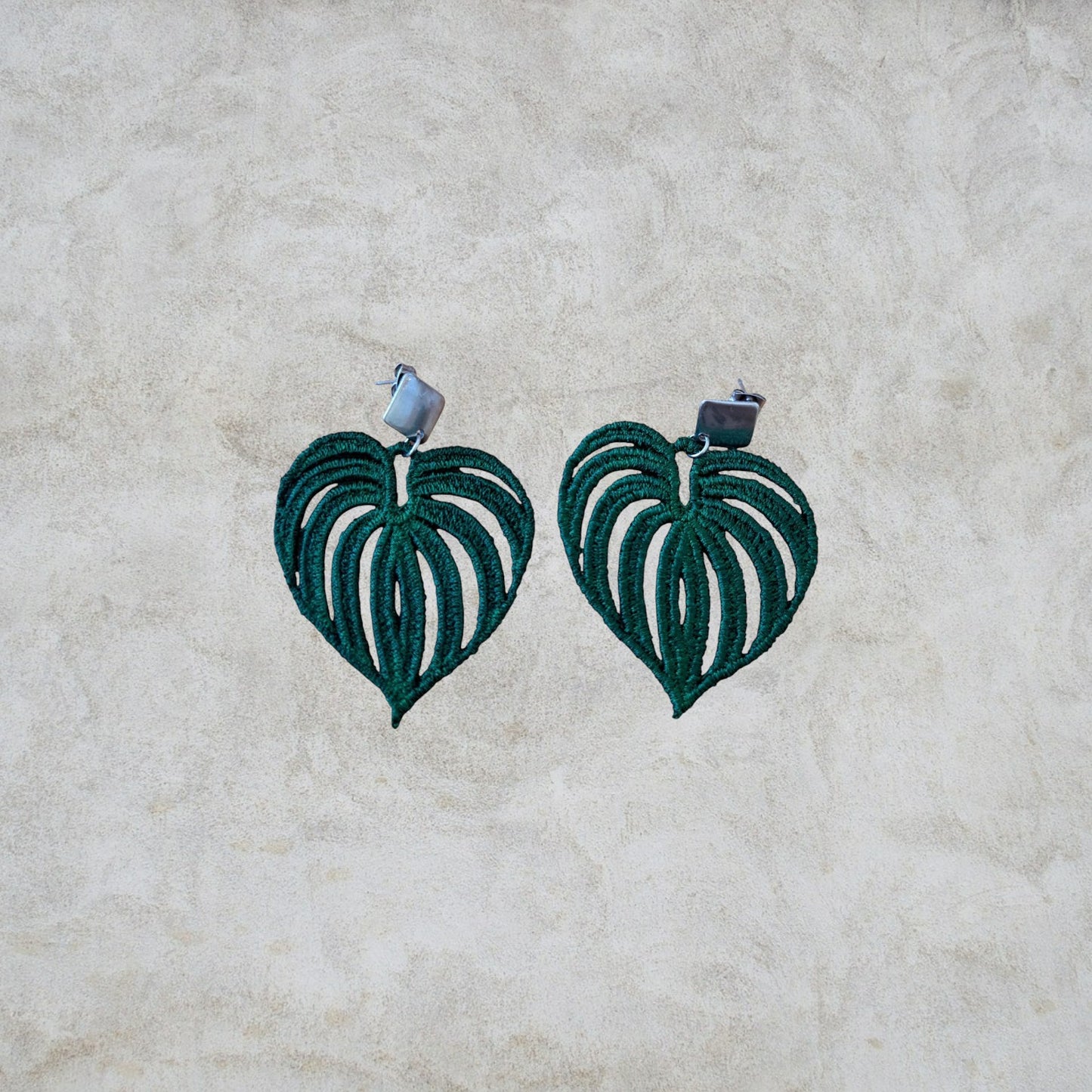 Gestickte Ohrringe „Monstera“ – Natur trifft Statement